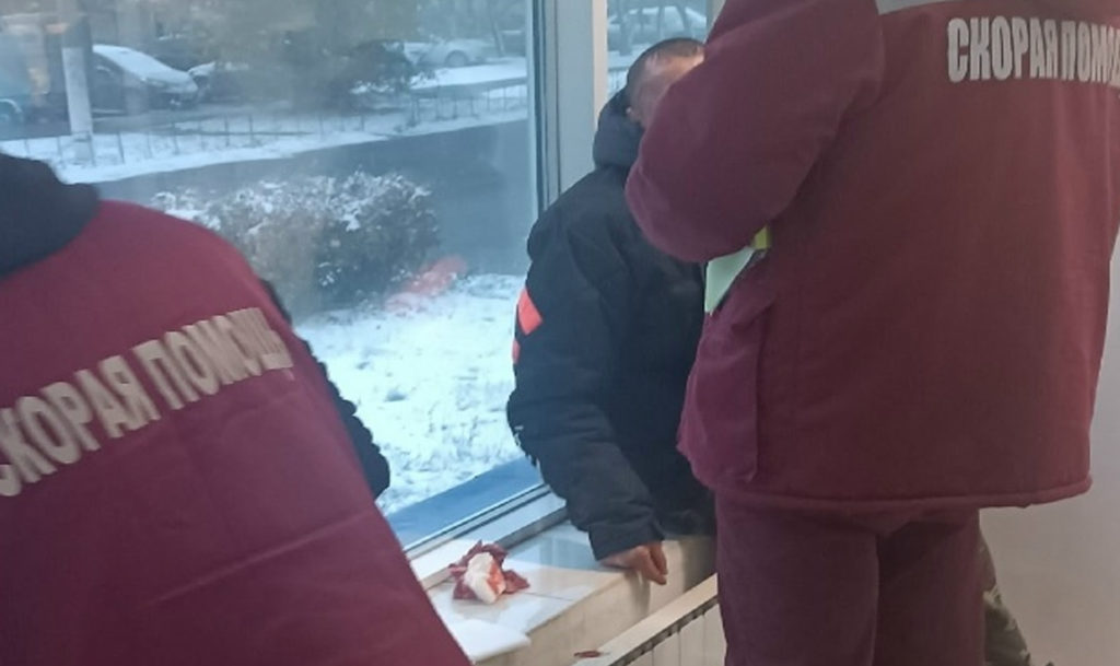 Был весь в крови! В Магнитогорске оказали помощь пострадавшему мужчине