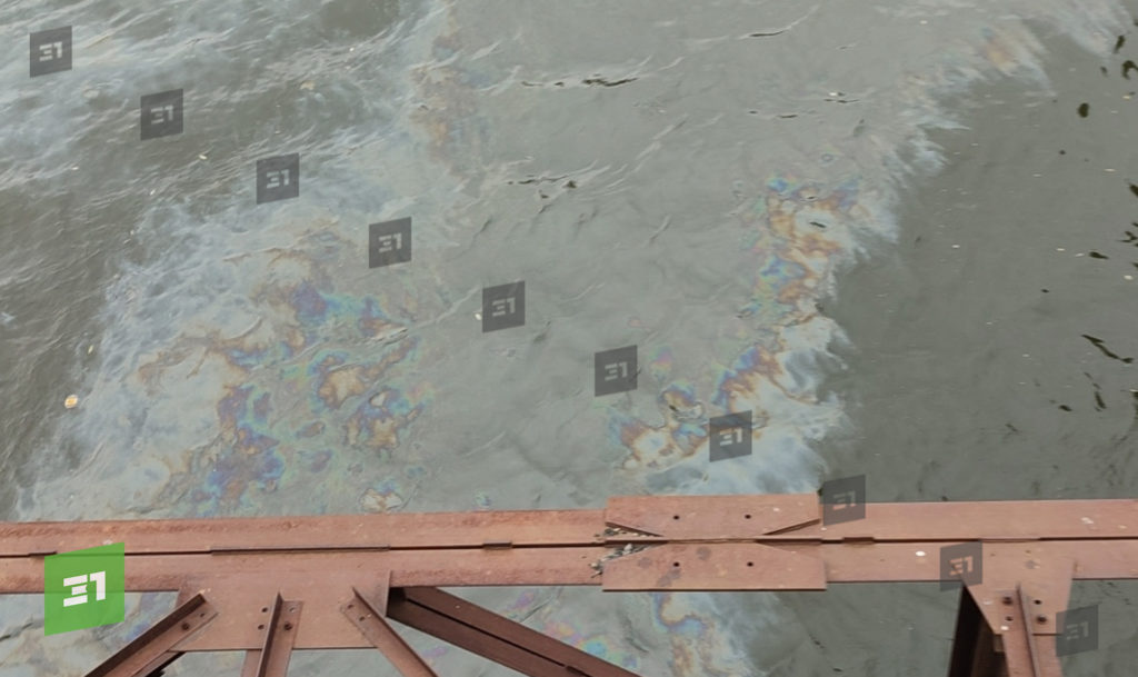 Радужные пятна снова появились на реке Миасс в Челябинске