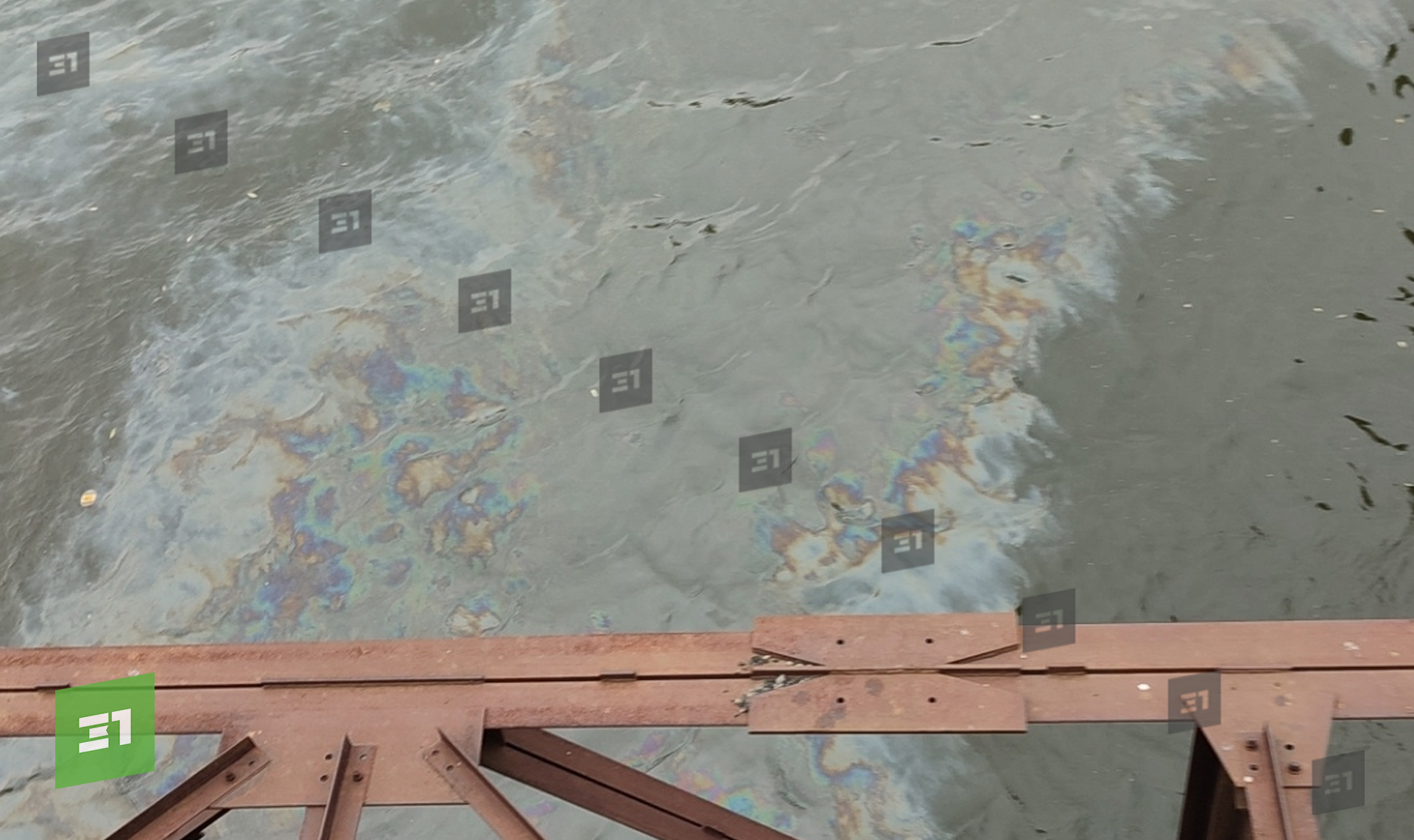 Радужные пятна снова появились на реке Миасс в Челябинске