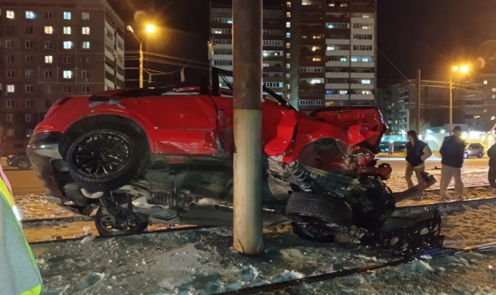 Пьяный парень на "Ауди" превысил скорость, влетел в электроопу и чуть не угробил 54-летнюю пассажирку