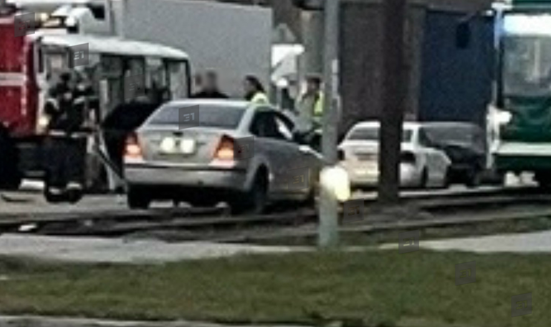 Мощное столкновение легковушек на трамвайных путях