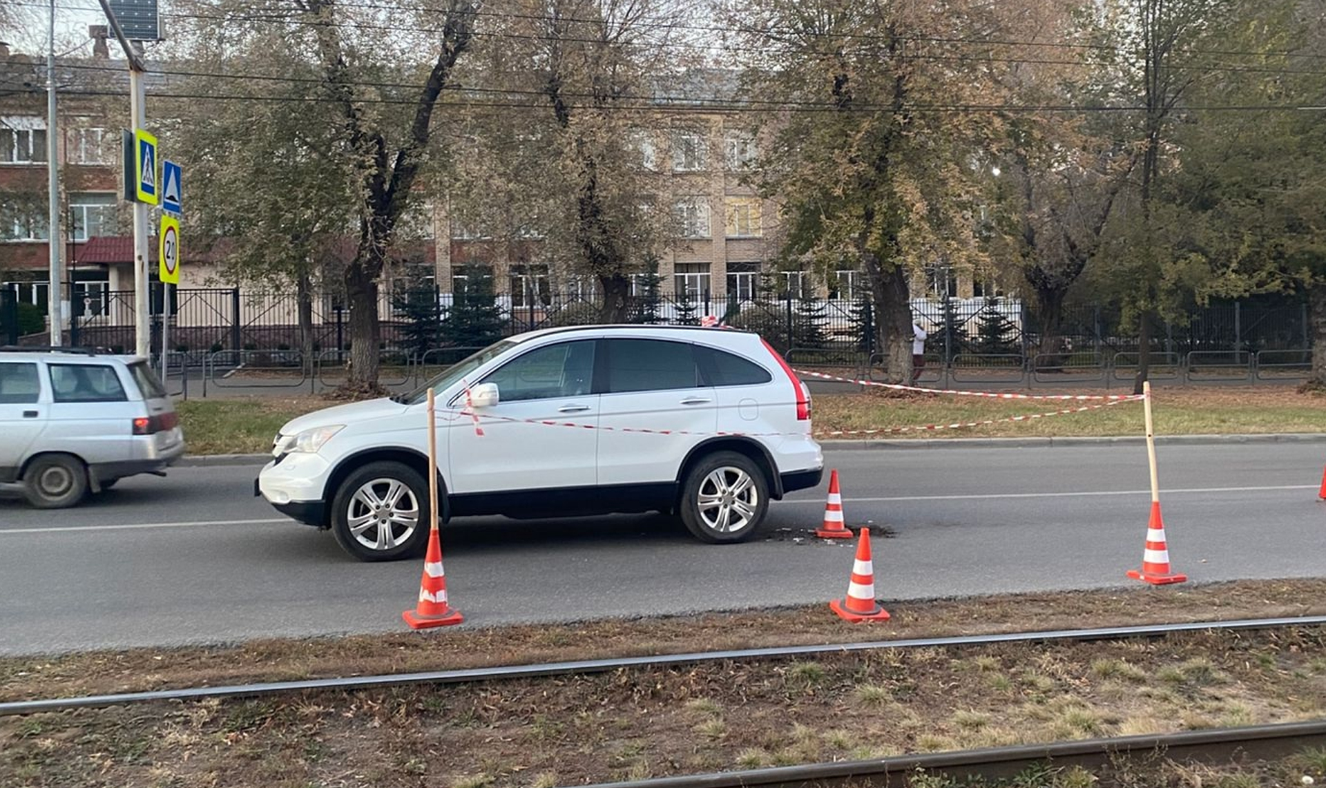 Разыскивается водитель, который врезался в стоящий автомобиль и чуть не задавил пожилую автоледи!