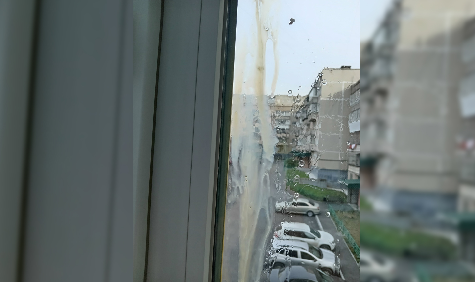 Не жалея яиц! Подростки пакостят в одном из районов Миасса