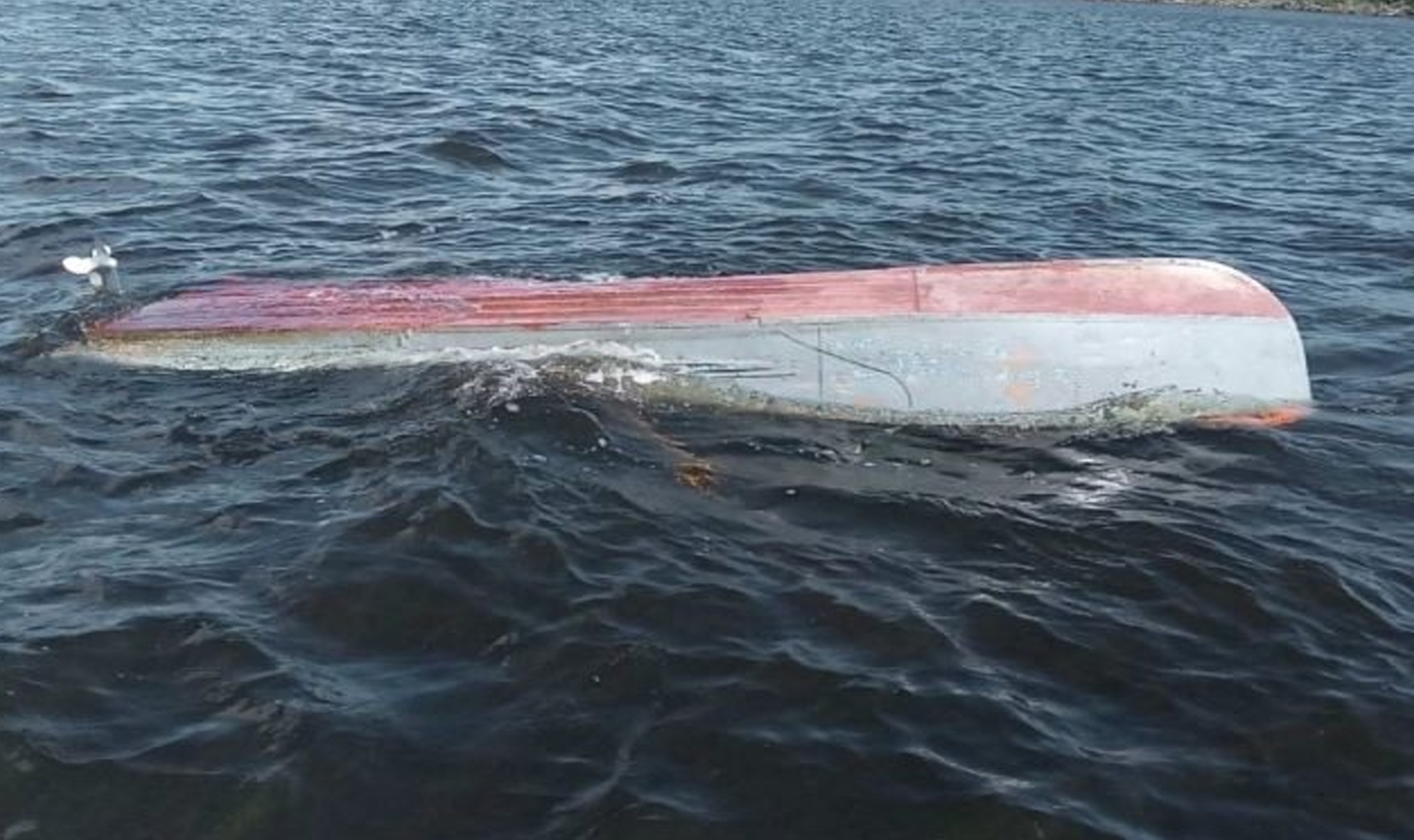 Лодка с рыбаком перевернулась на Увильдах!