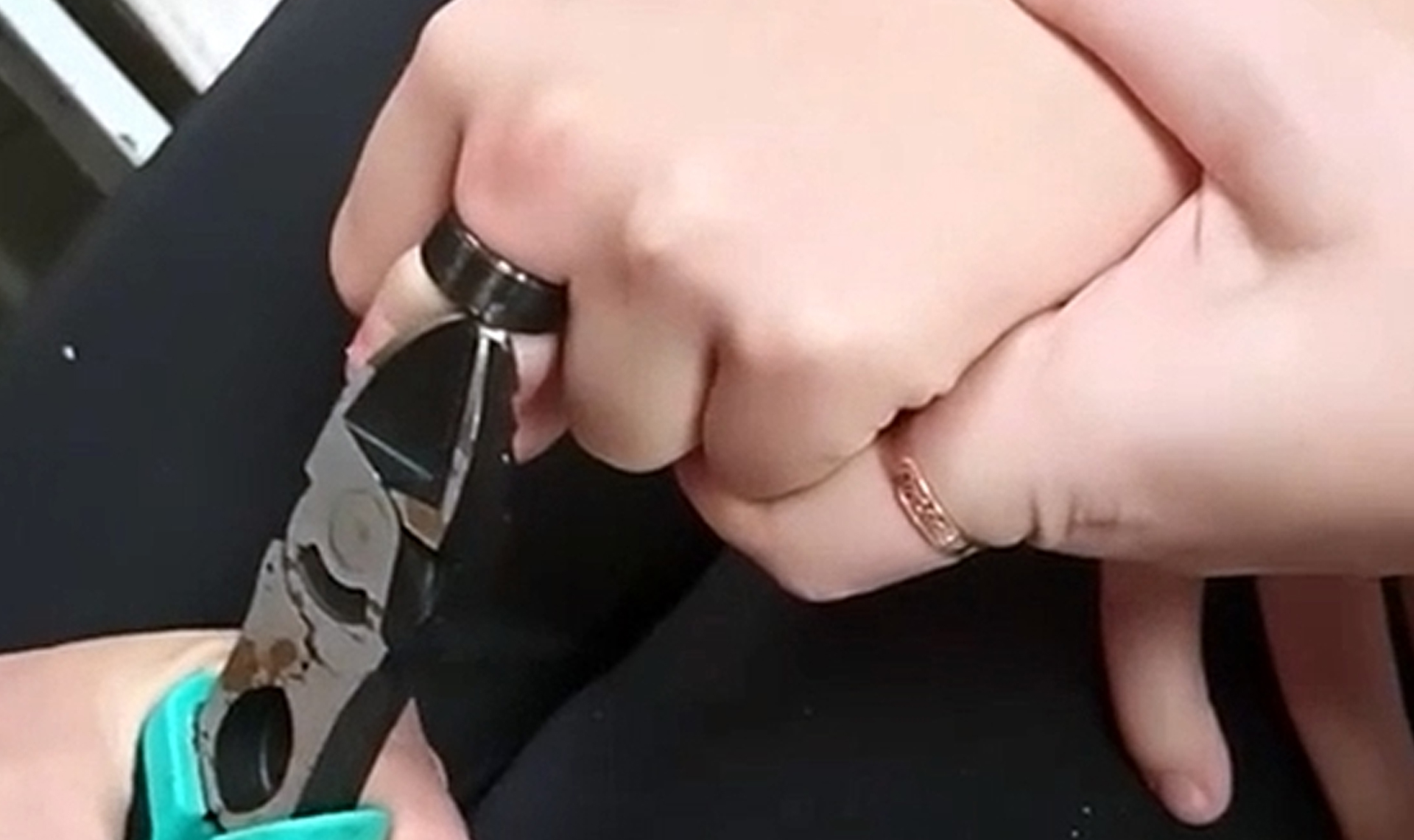 Не только сердечко, но и палец девочки из Троицка пленило новенькое кольцо, заказанное на маркетплейсе