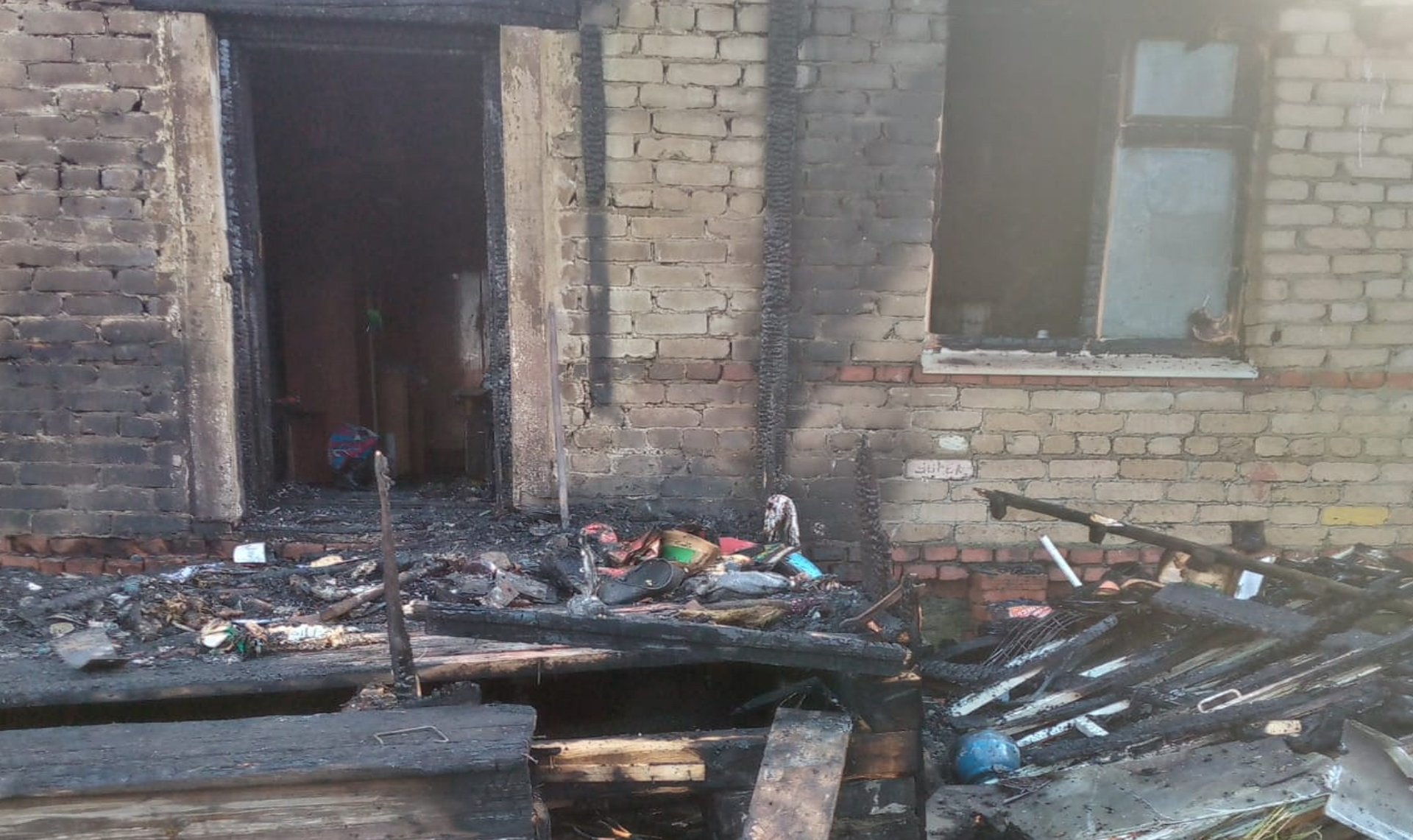 Женщина - в реанимации, вернуться ей уже некуда! В Миассе сгорел дом пенсионерки