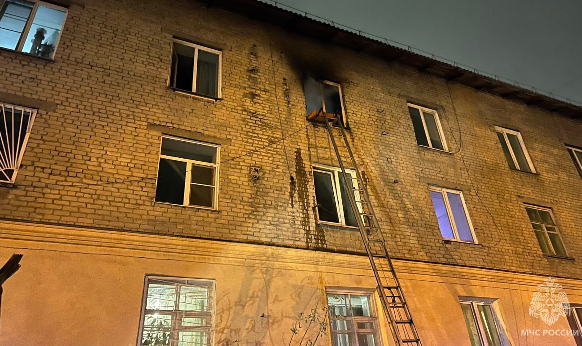 Сотрудники МЧС России спасли мужчину, который оказался в огненной ловушке