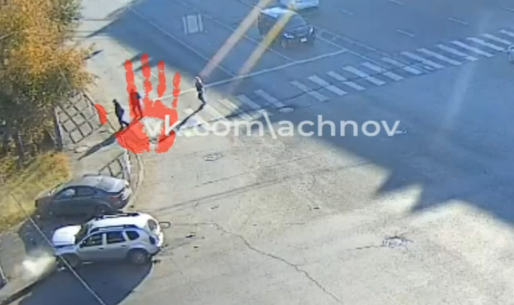 Авария в Челябинске: две машины вылетели на тротуар!