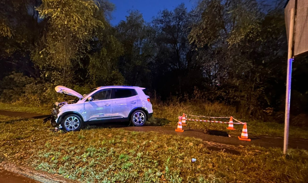 Пожилой водитель на кроссовере влетел в электроопору