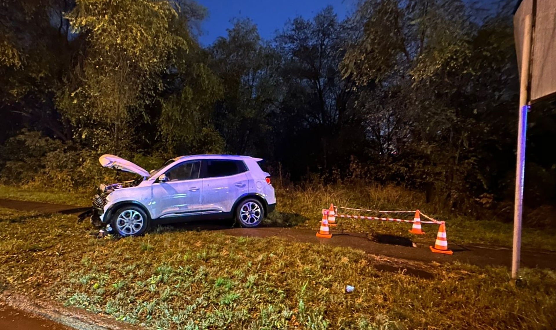 Пожилой водитель на кроссовере влетел в электроопору