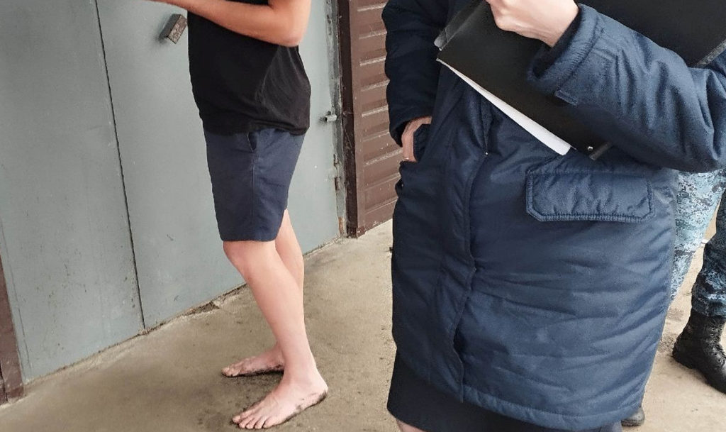 Сиганул с балкона и затаился в машине в позе эмбриона: нелегкая жизнь южноуральского должника, не желавшего платить сыну алименты