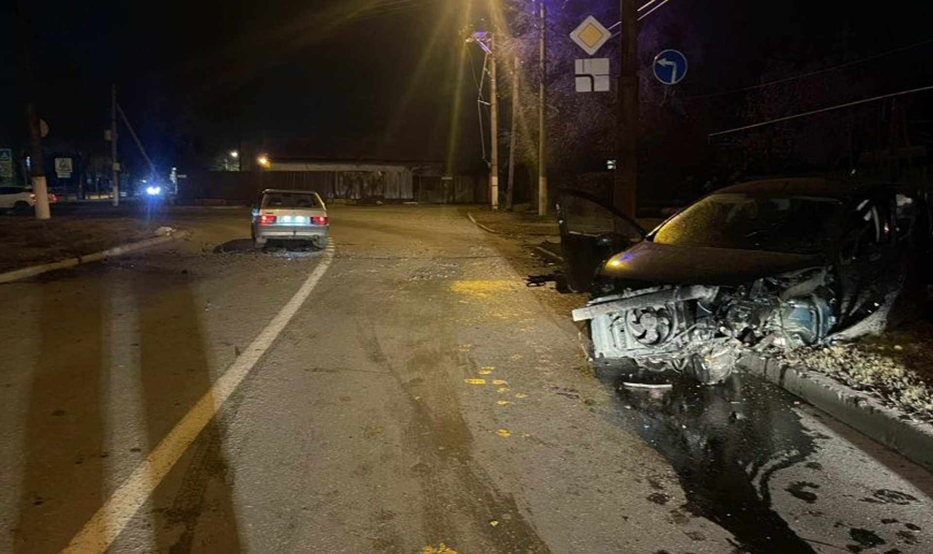 "Пежо" перевернулся, врезался в другую машину и влетел в забор