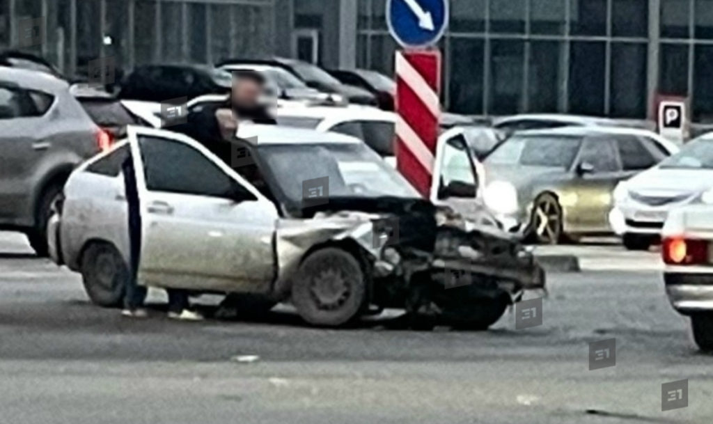 Мощное столкновение легковушек на трамвайных путях