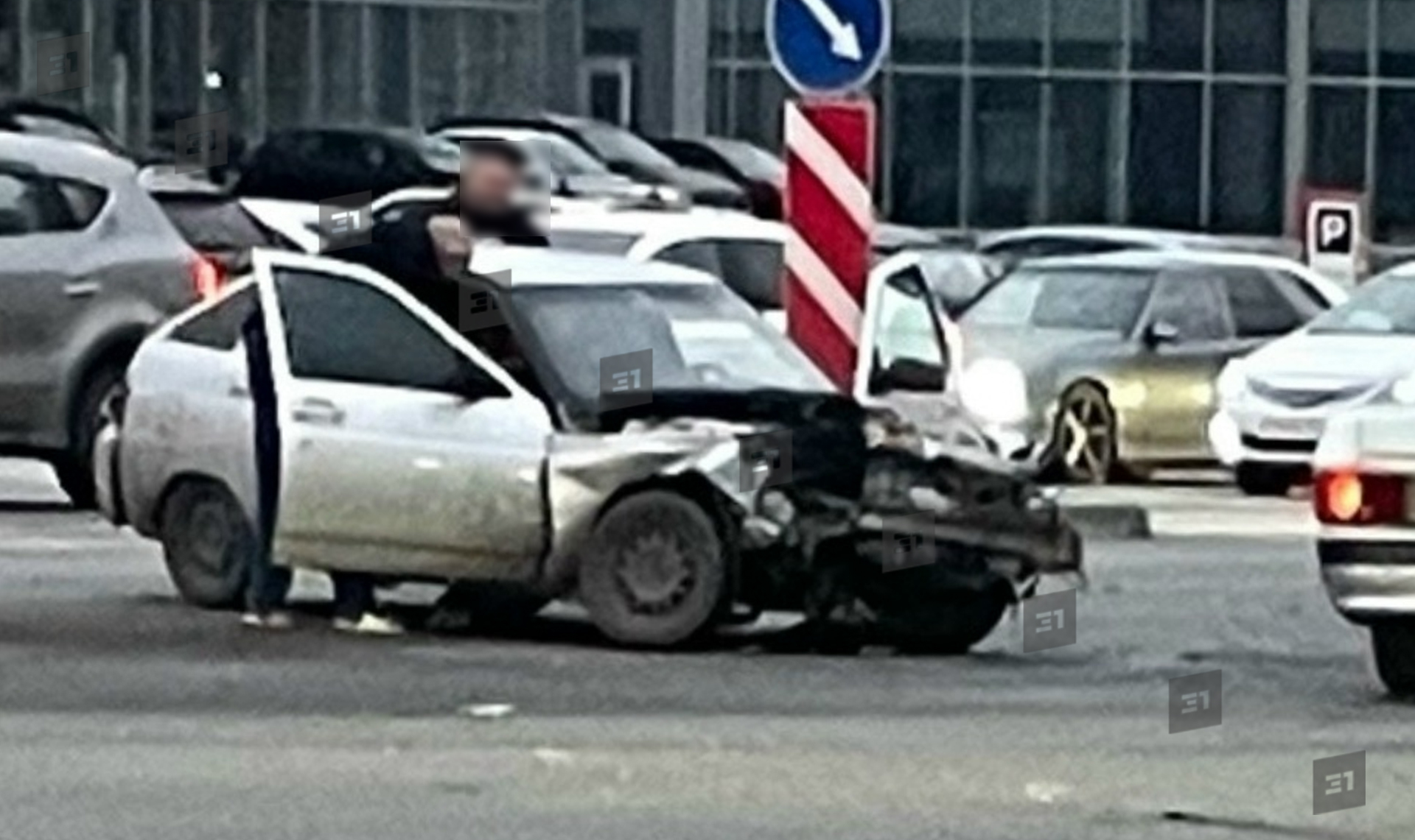 Мощное столкновение легковушек на трамвайных путях