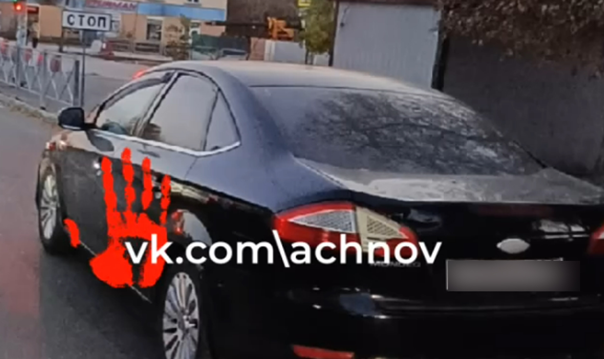 "Образуется огромная пробка". Уже больше суток прямо на перекрестке стоит брошенный автомобиль