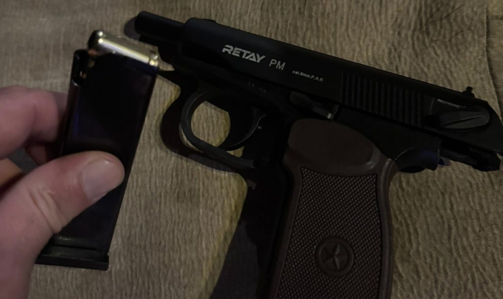 Пришлось достать пистолет! Три девушки атаковали парня в Магнитогорске