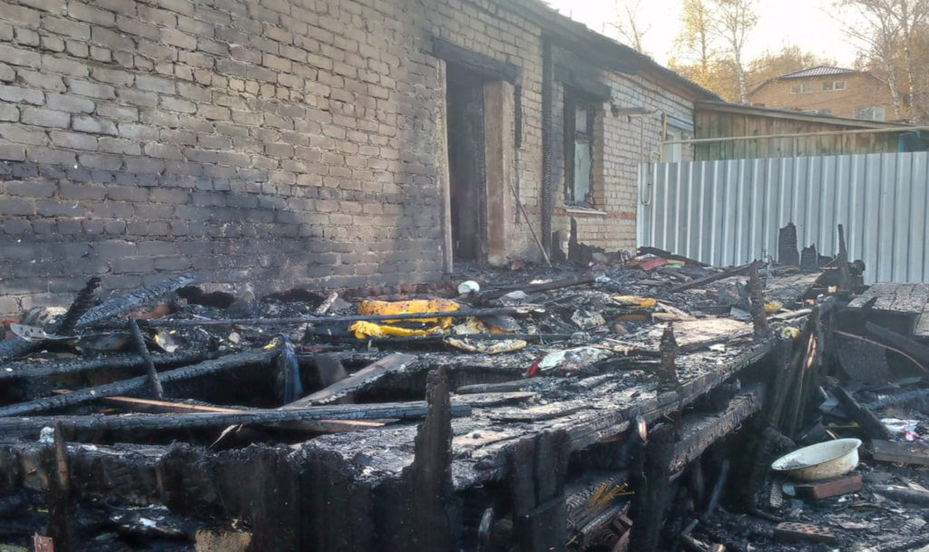 Женщина - в реанимации, вернуться ей уже некуда! В Миассе сгорел дом пенсионерки