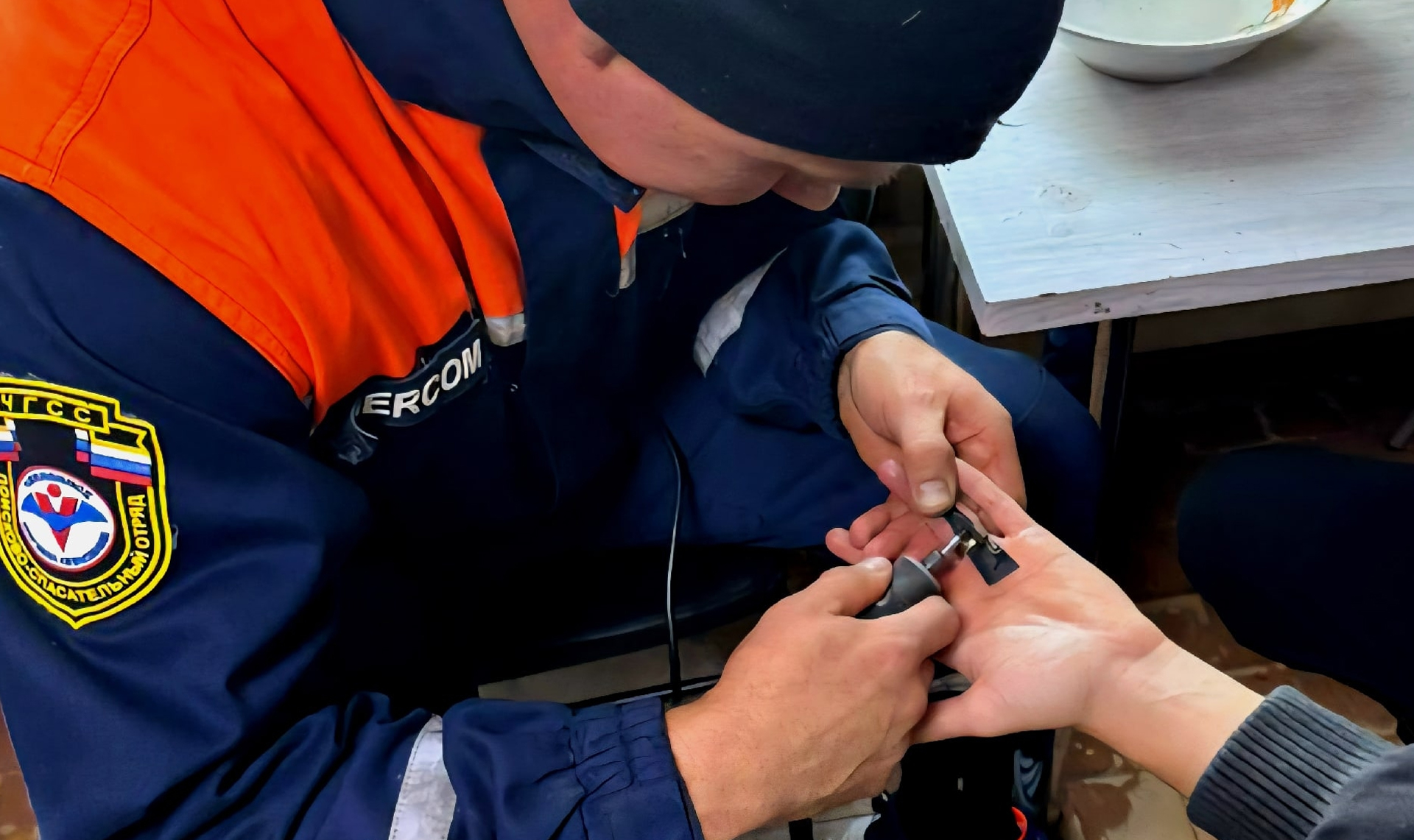 Когда вырос из украшений! Подросток стал заложником кольца