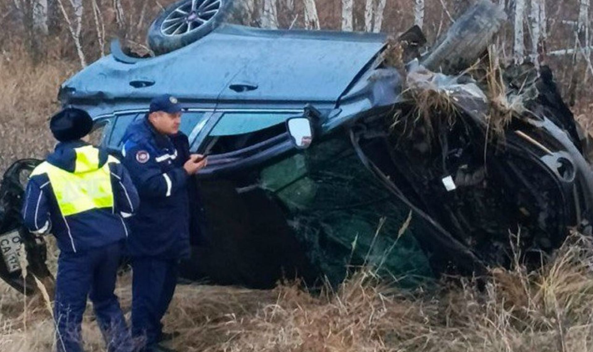 «Полейте водой, чтобы он очухался»: мужчина вернулся с СВО и выплатил полмиллиона рублей родственникам убитого в пьяной драке парня К концу подходит страшная история, которая началась почти пять лет назад – еще в ноябре 2020 года. Тогда двое пьяных мужчин избили прохожего и оставили погибать на морозе. Что и произошло. Мужчины уже были судимы, причем не единожды. Не смогли уйти от ответственности и в этот раз, хотя пытались. Обоих отправили в колонию и решили взыскать с каждого по 500 тысяч рублей – компенсацию морального вреда для родных убитого. Но таких денег у них не было. Один из них смог выплатить компенсацию только осенью 2025 года, когда вернулся с СВО с ранением – за него он и получил выплаты.