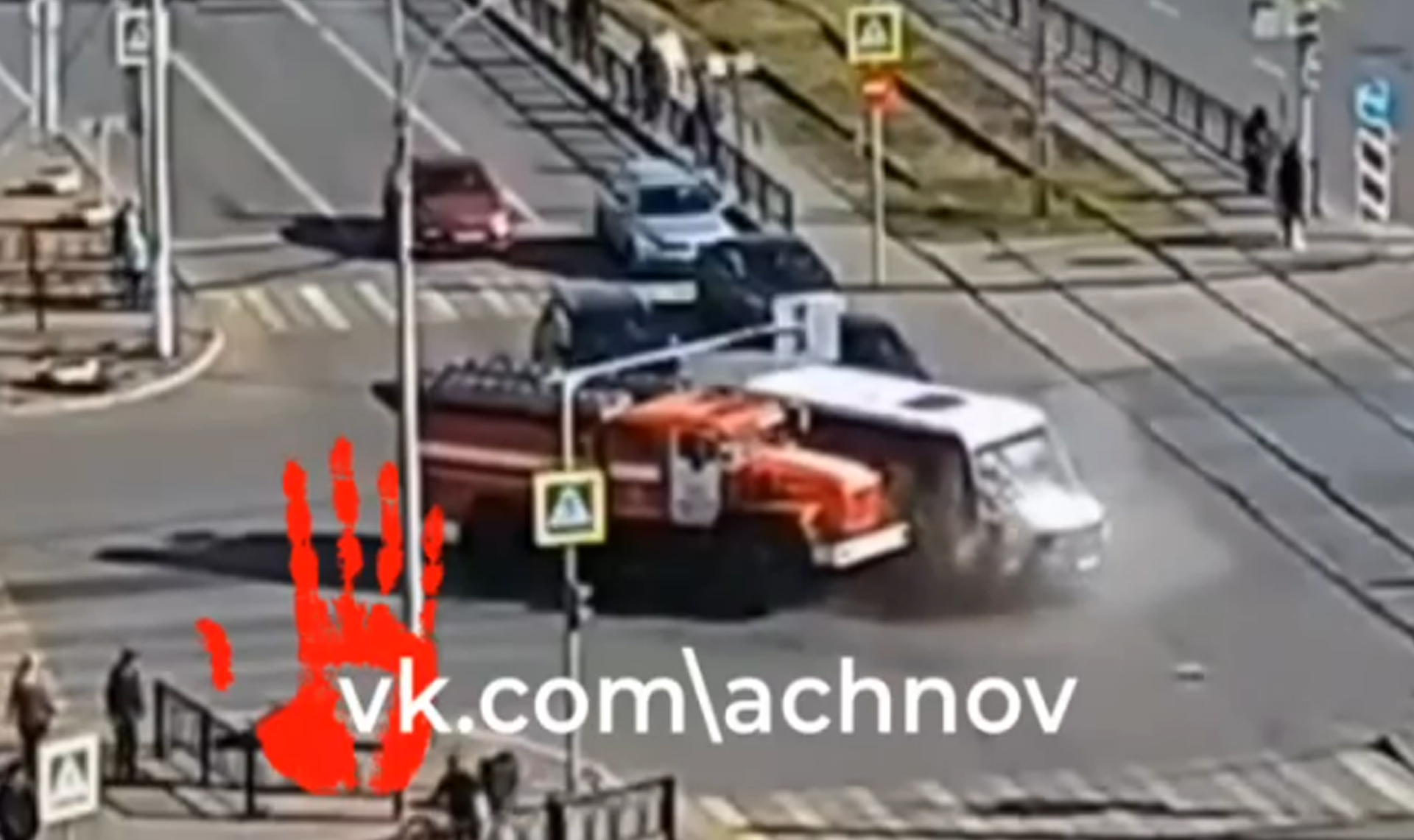 Пожарная машина и маршрутка столкнулись в Магнитогорске