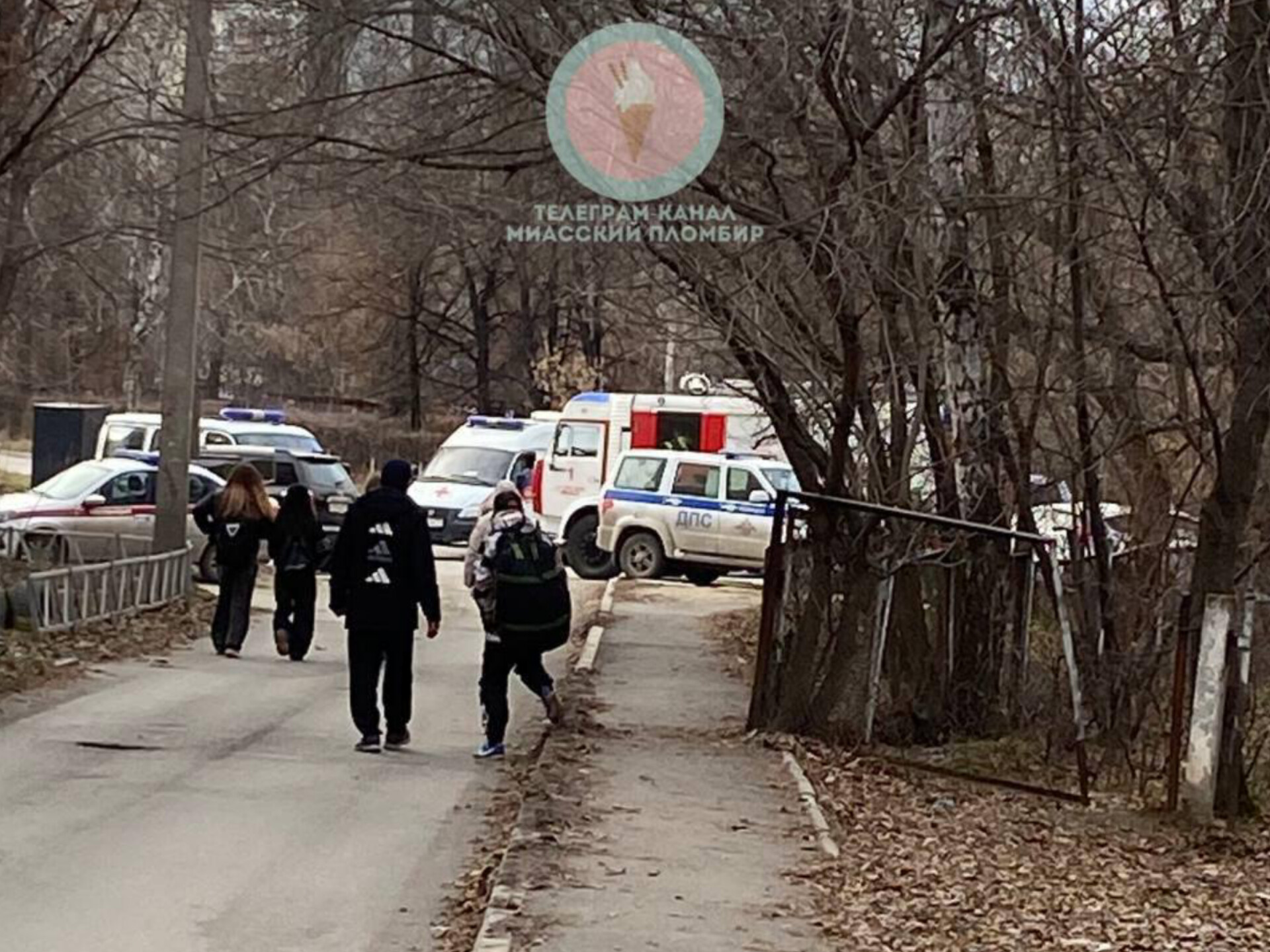 Полицейские заканчивают работу в миасской школе, откуда сегодня эвакуировали учеников 