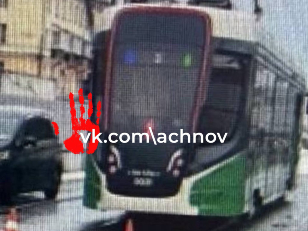 Знать ПДД в 70 лет - необязательно? В Челябинске пенсионерка попала под трамвай