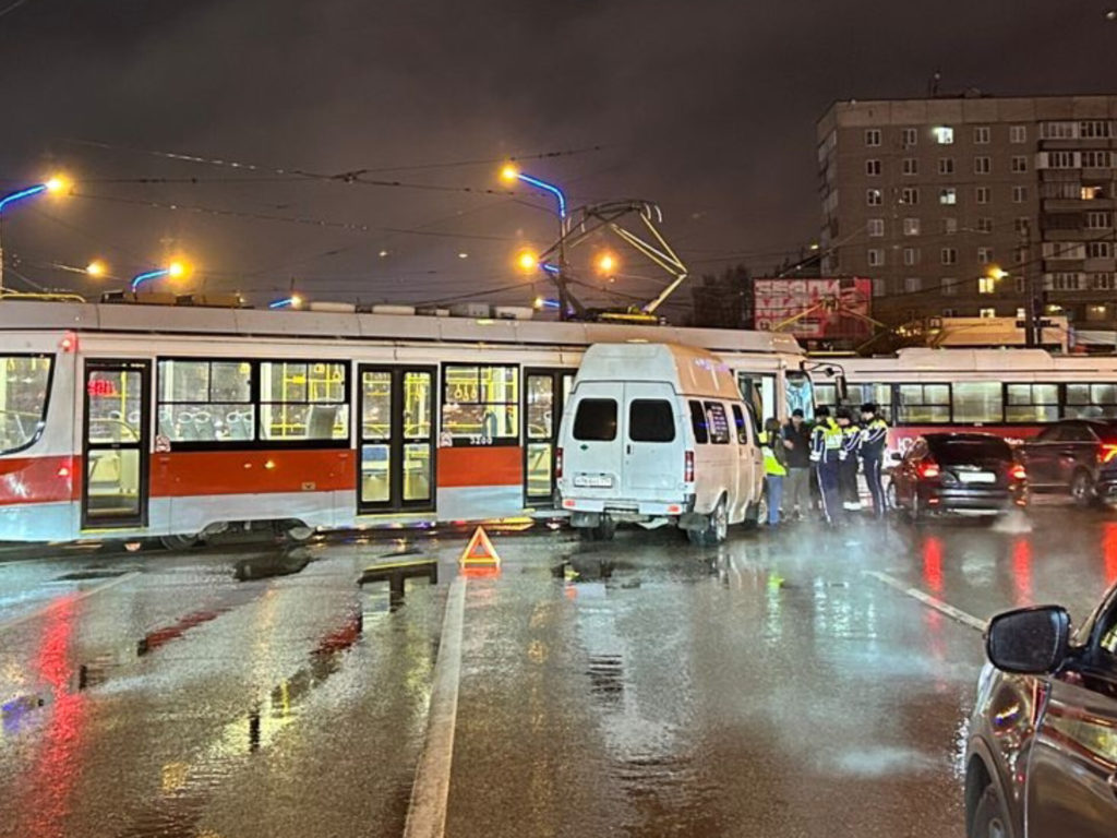 Маршрутка влетела в трамвай в Магнитогорске