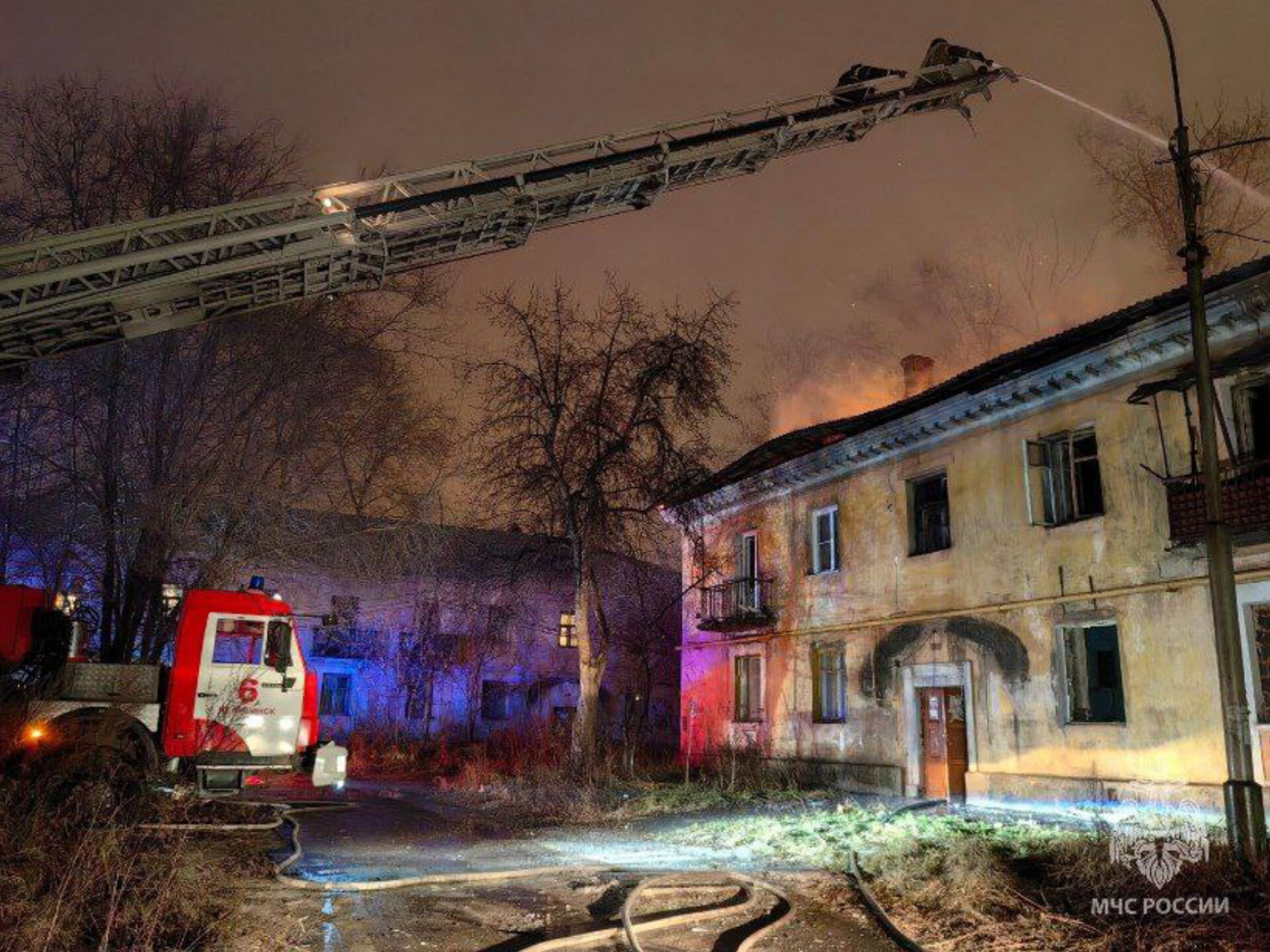 Расселенный дом загорелся на улице Безрукова в Челябинске