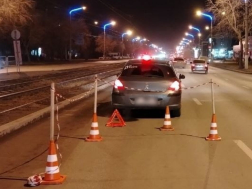 В Магнитогорске водитель «Пежо 308» сбил пешехода, который переходил улицу в неположенном месте. 