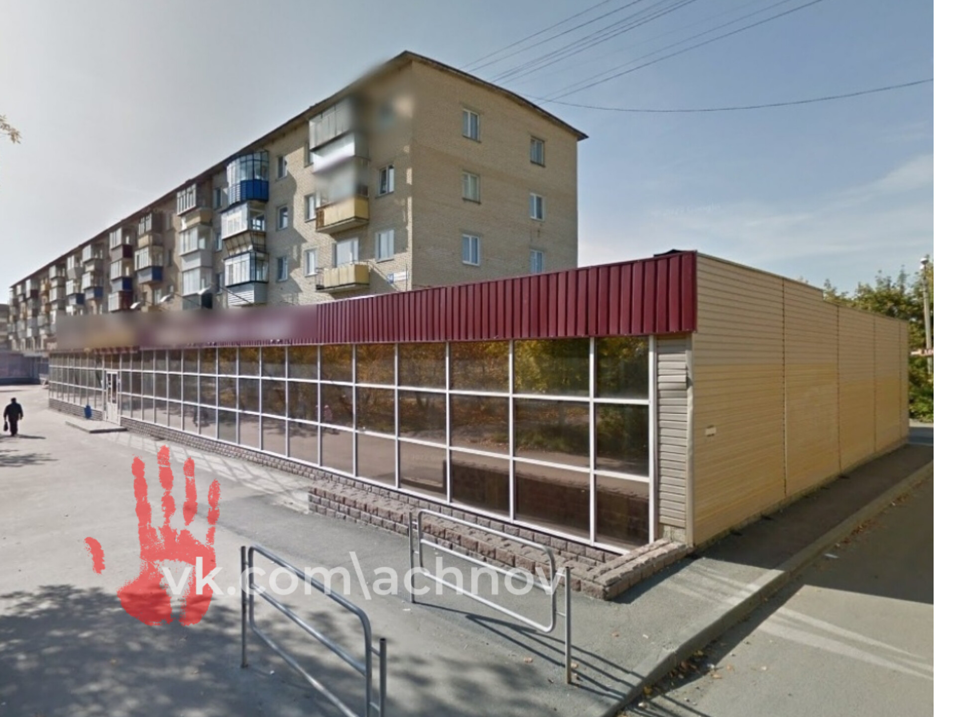 Испрожнялась прям на крышу магазина!