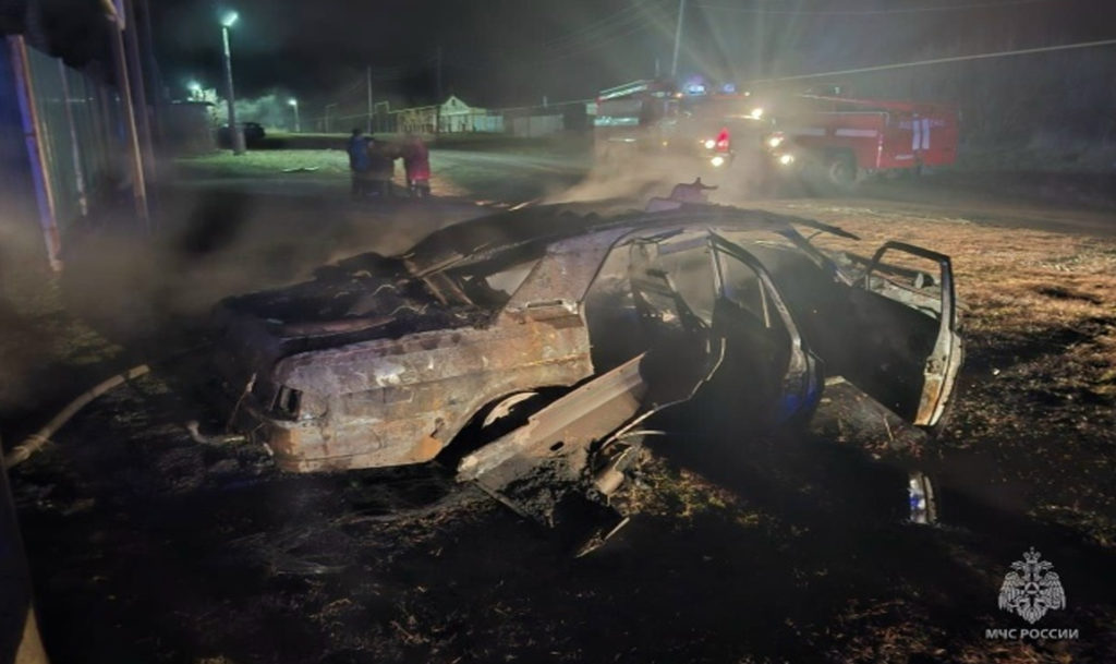 В троицком поселке Садовый сгорела машина