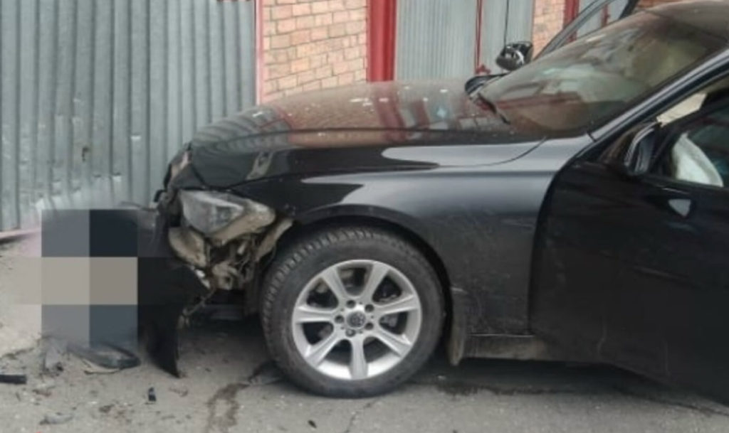 Пожилой мужчина на ВАЗе не стал пропускать парня на БМВ и спровоцировал аварию!