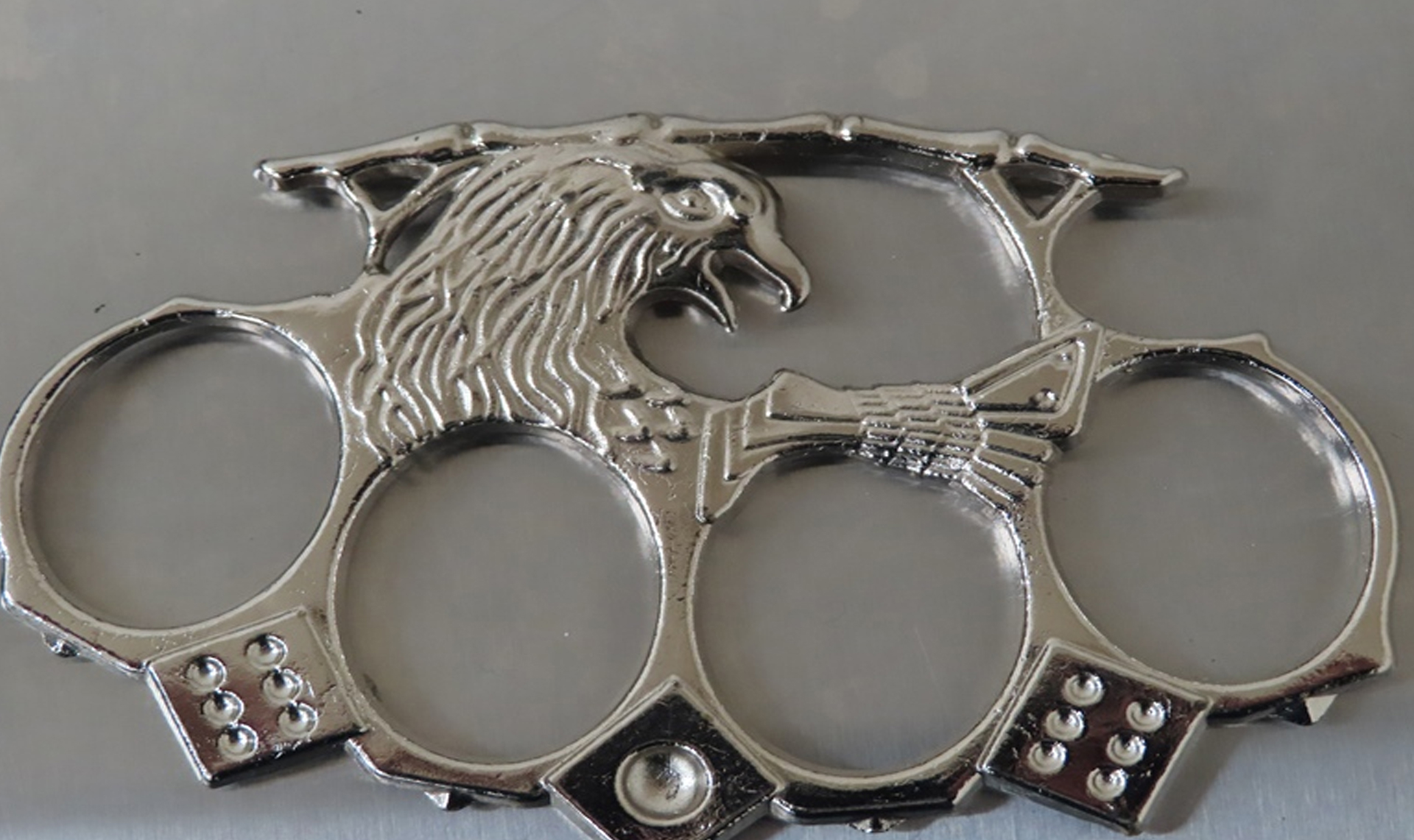 В аэропорту Баландино челябинские таможенники изъяли у женщины кастет