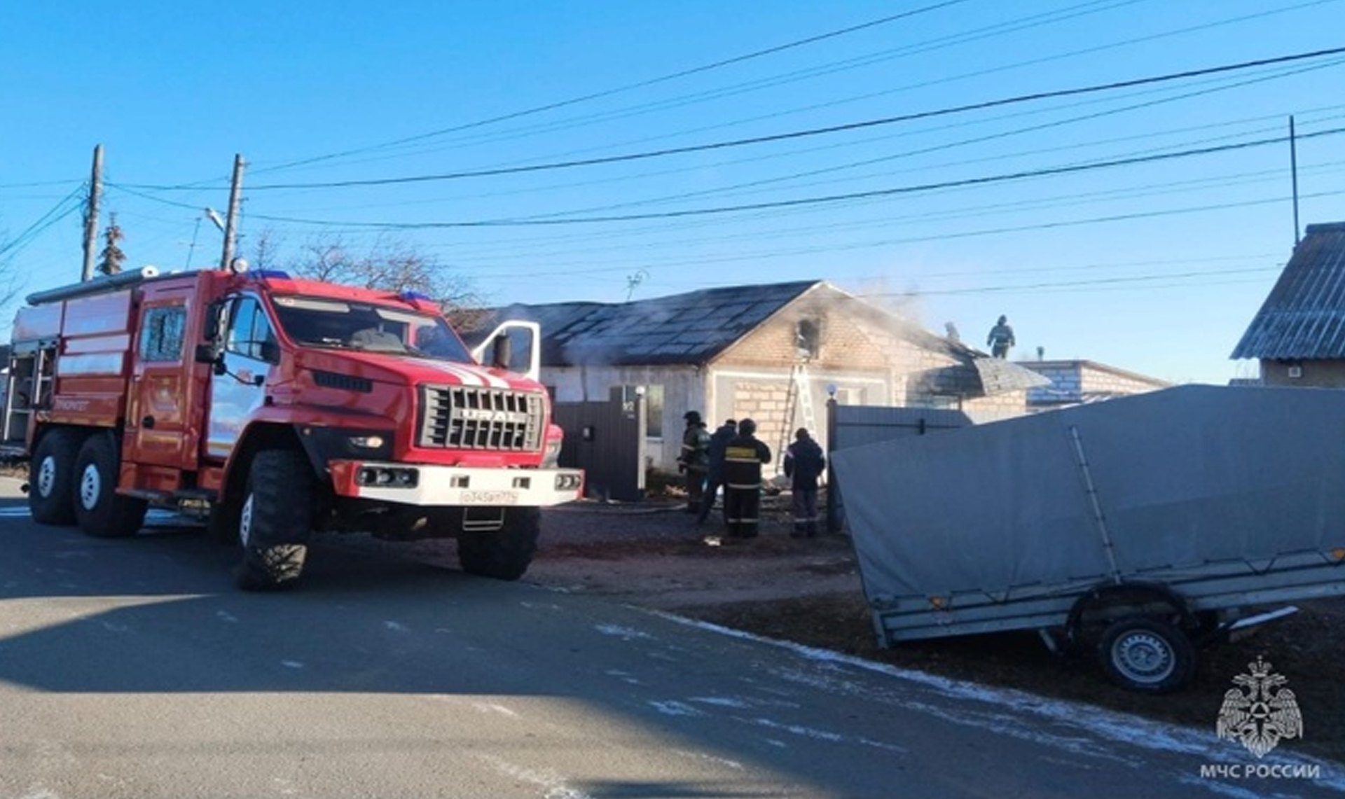 Пожар тушили 20 человек! В Увельском районе вспыхнул дом