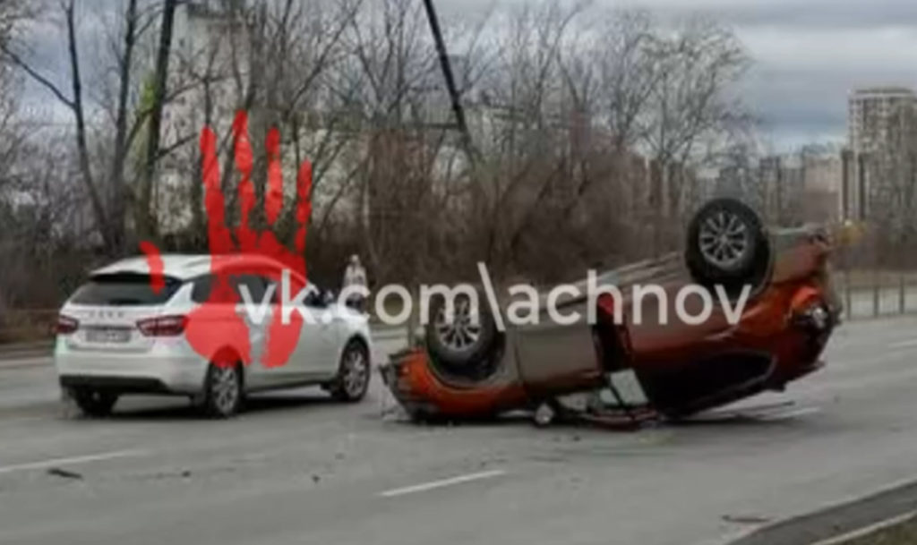 Повреждение колеса стало причиной этой аварии! Водитель не справился с управлением авто