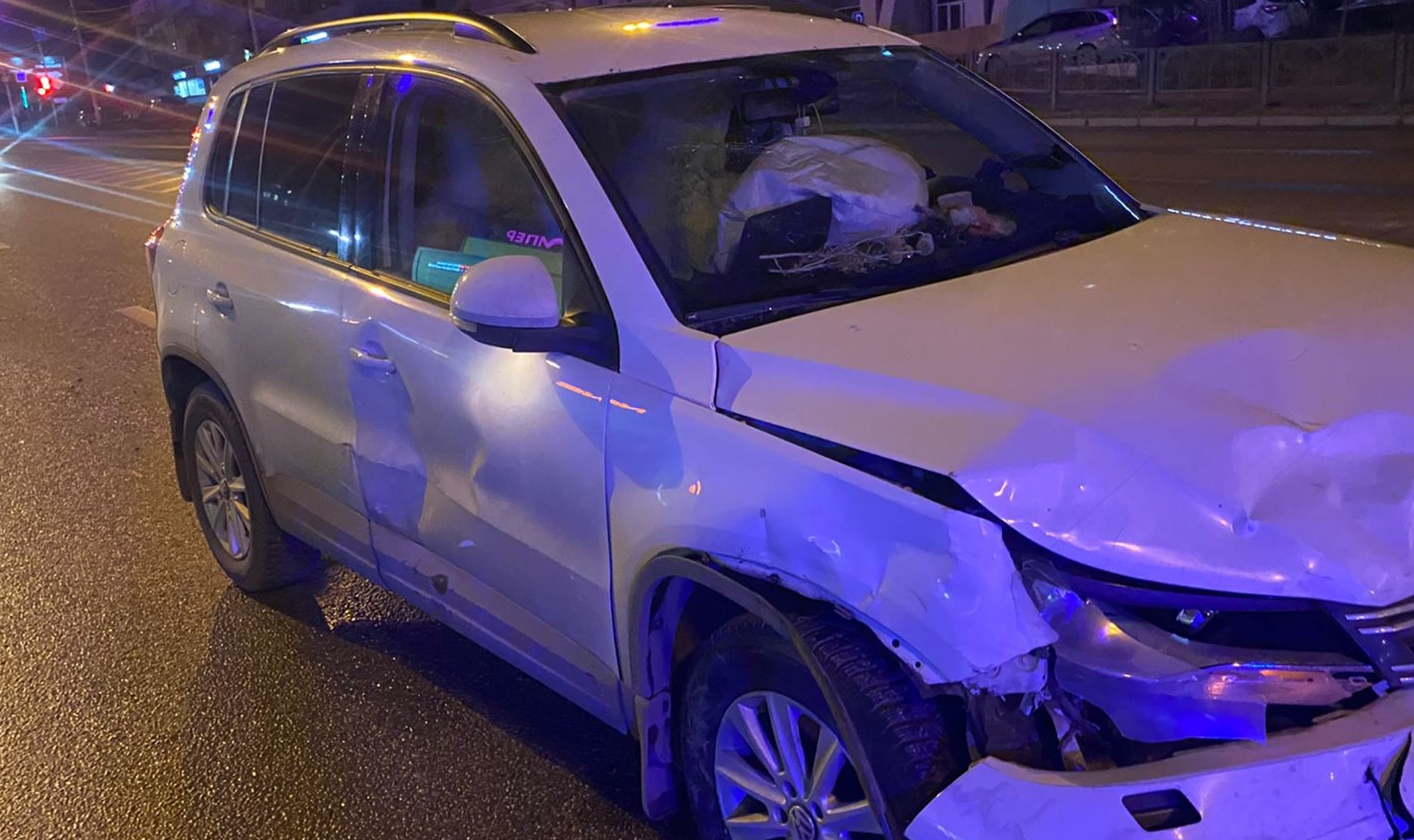 Спутала ПДД с этикетом? Пожилая автоледи не стала пропускать на дороге более молодую автомобилистку