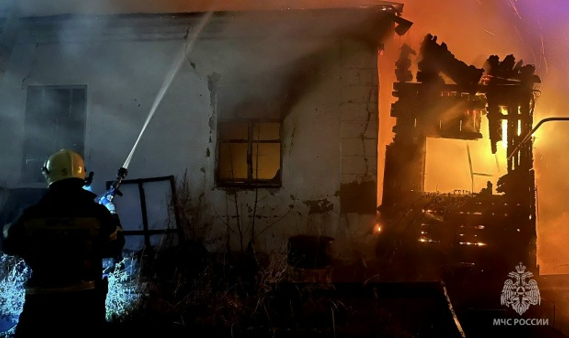 В Челябинске ночью загорелся частный дом