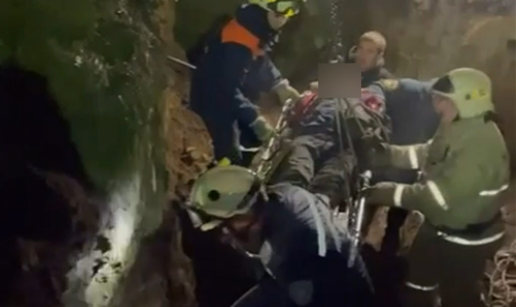 рабочий оказался засыпан грунтом по пояс