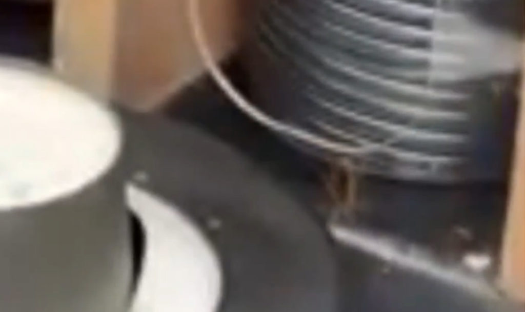 Посетители супермаркета на Комсомольском проспекте, 28 увидели, что по кофейному аппарату бегает таракан. Это вызвало отвращение и недоверие к качеству напитка.