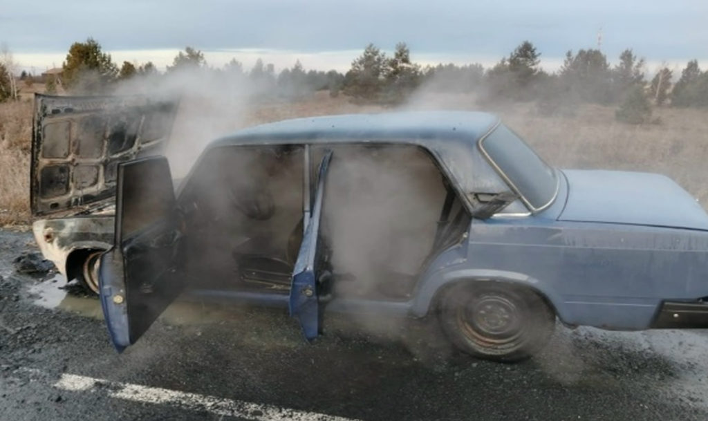 Отечественная легковушка загорелась на ходу!