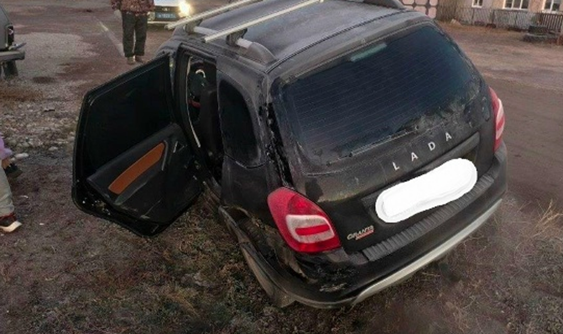 Пьяный водитель протаранил машину, когда сдавал назад