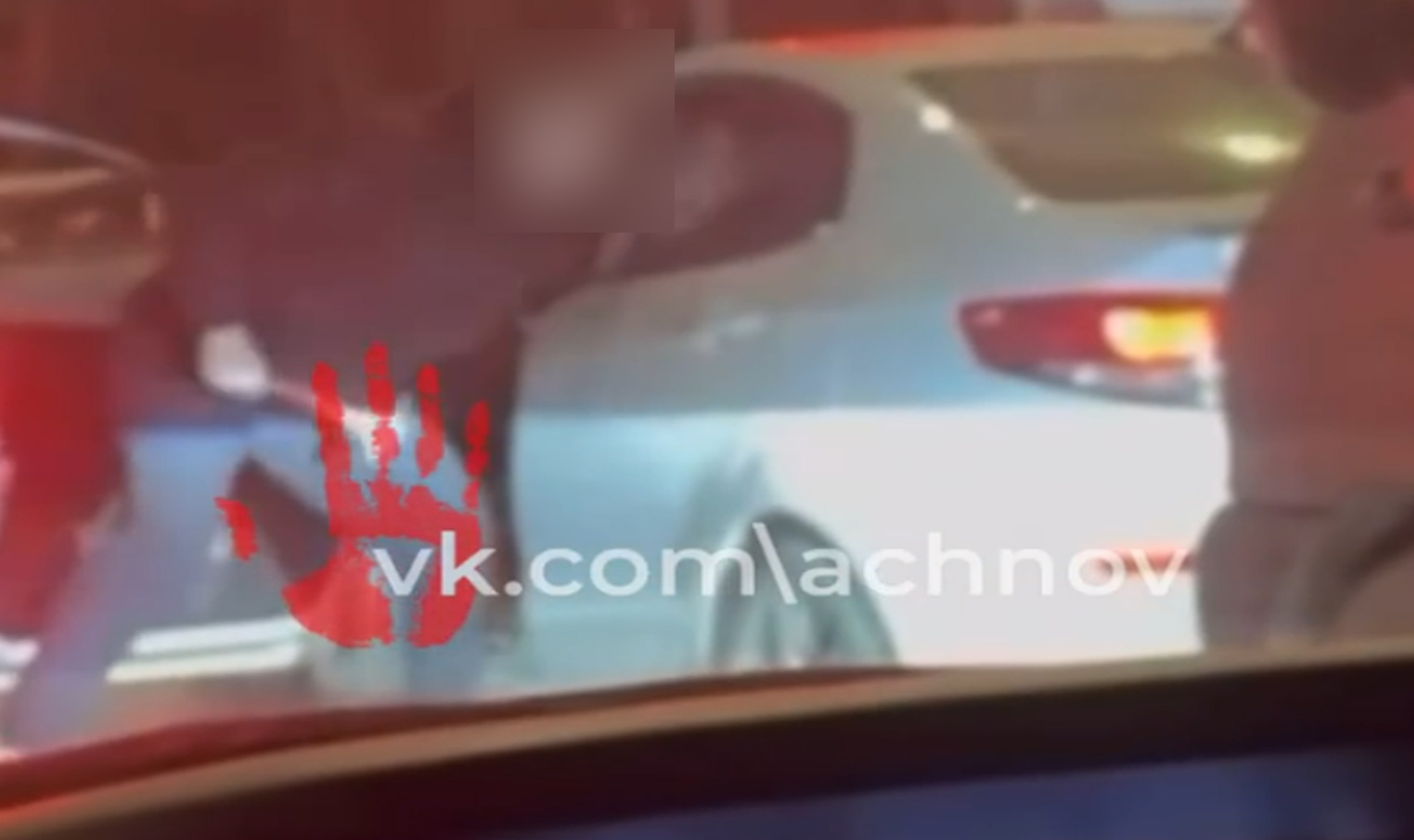 Дорожные разборки в Челябинске: мужчина с молотком подбежал к машине