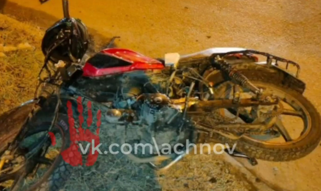 Говорит, был на мототранспорте, ехал в правой полосе по главной дороге. Водитель машины, по предварительным данным, не увидел его, в итоге, не уступил дорогу.