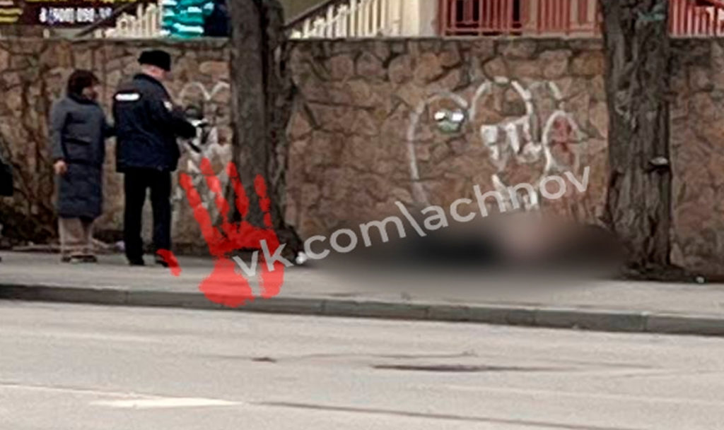 Возле дома 35 на улице 40 лет Победы в Челябинске работают врачи и полицейские