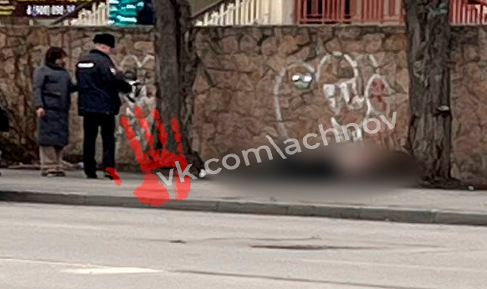 Возле дома 35 на улице 40 лет Победы в Челябинске работают врачи и полицейские