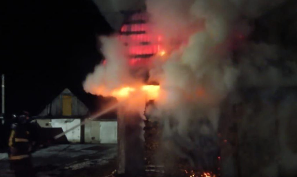 Из-за огня даже было не разобрать, что полыхает!