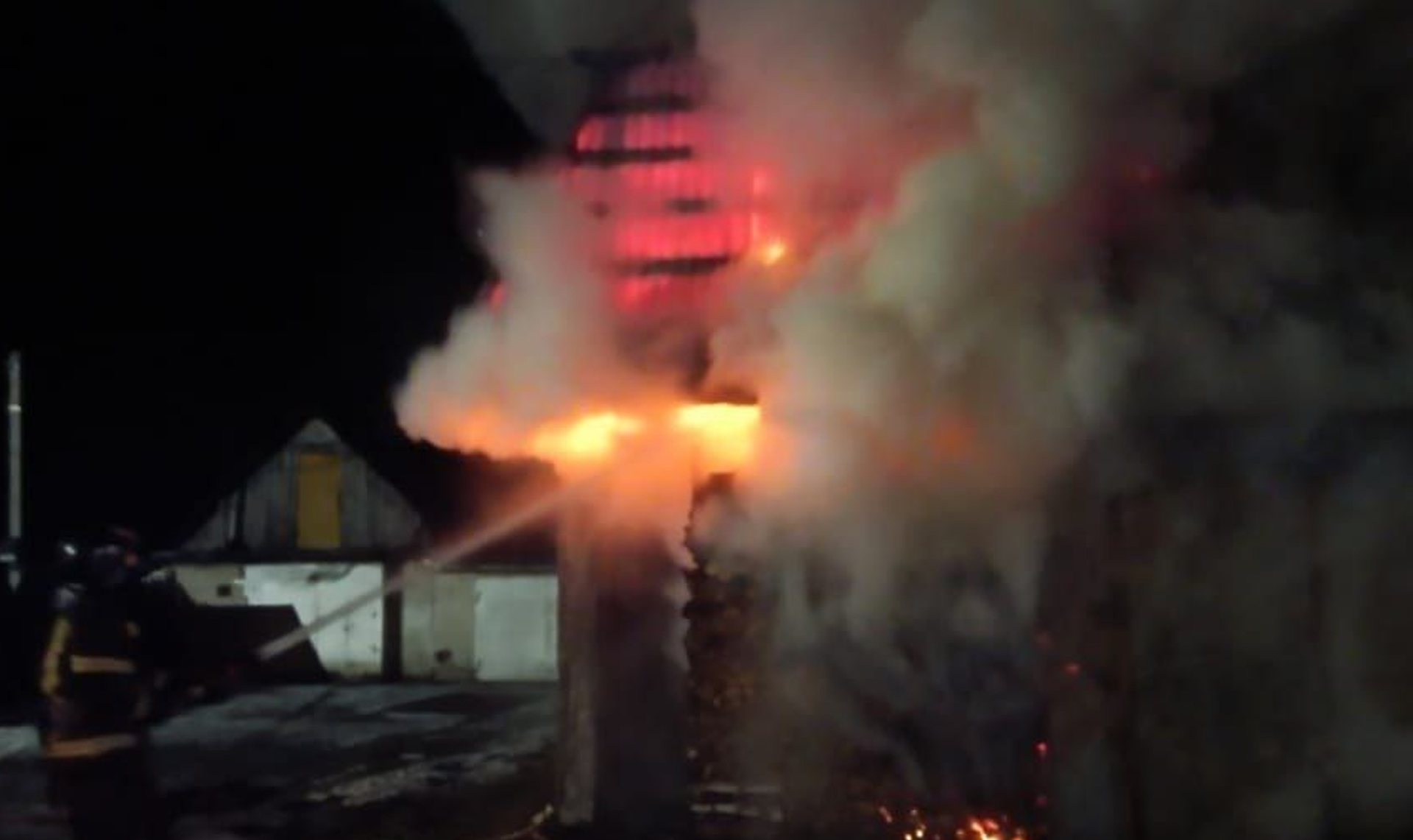 Из-за огня даже было не разобрать, что полыхает!
