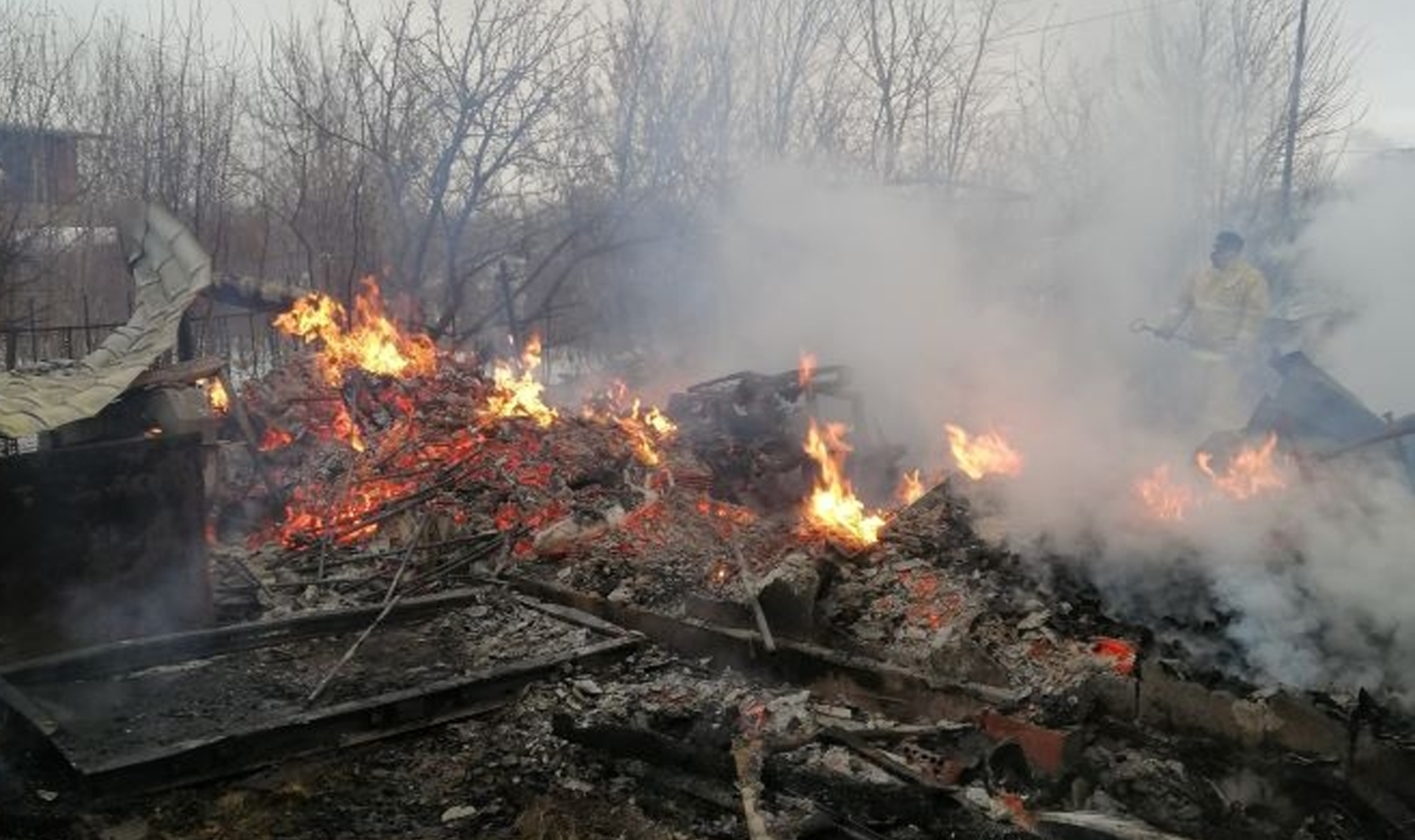 Ничего не осталось от горящей бани в поселке Октябрьском, что в Копейском округе