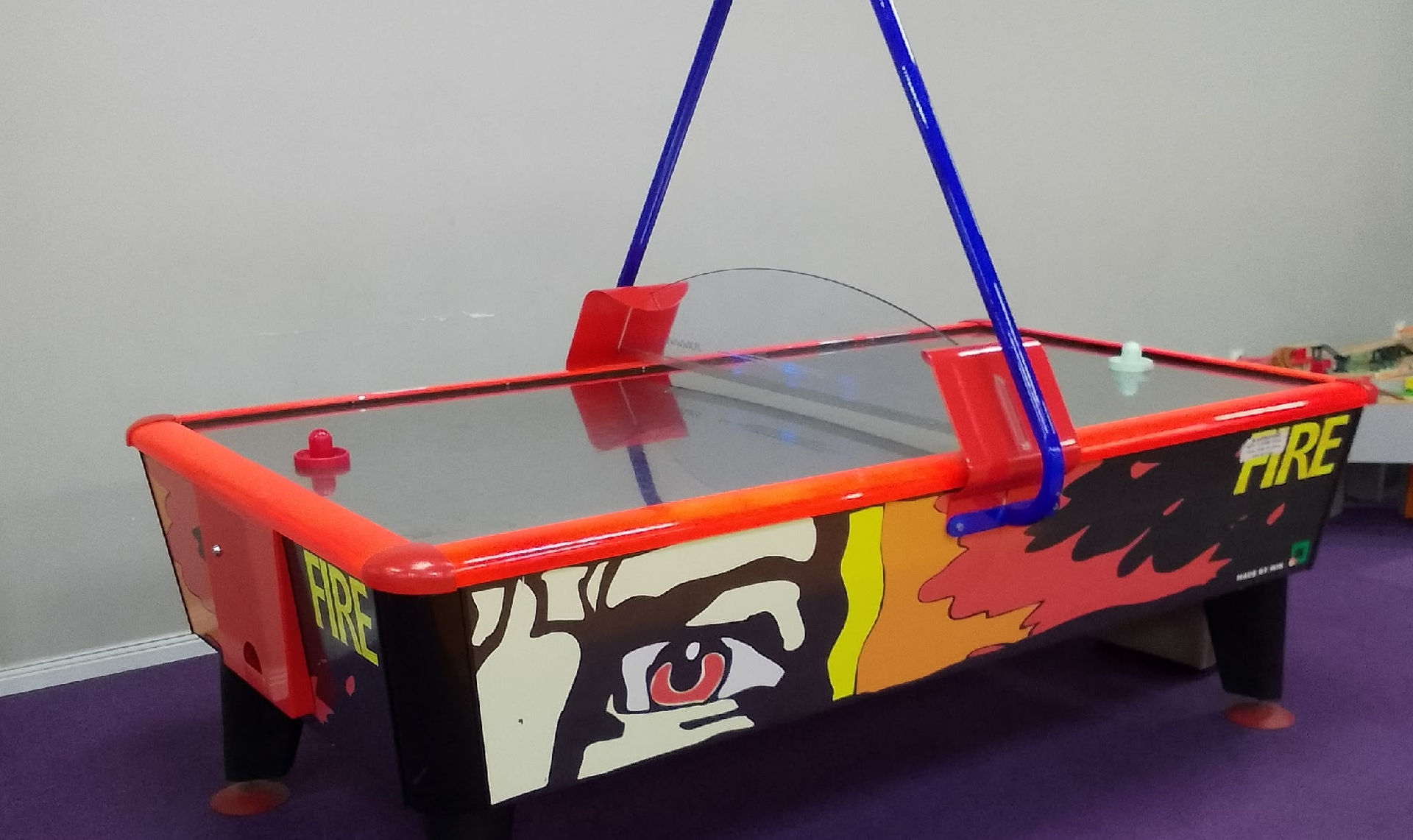 Ныряйте прямо в пол! Похоже игровую в одном из ТК ждет визит прокуратуры?