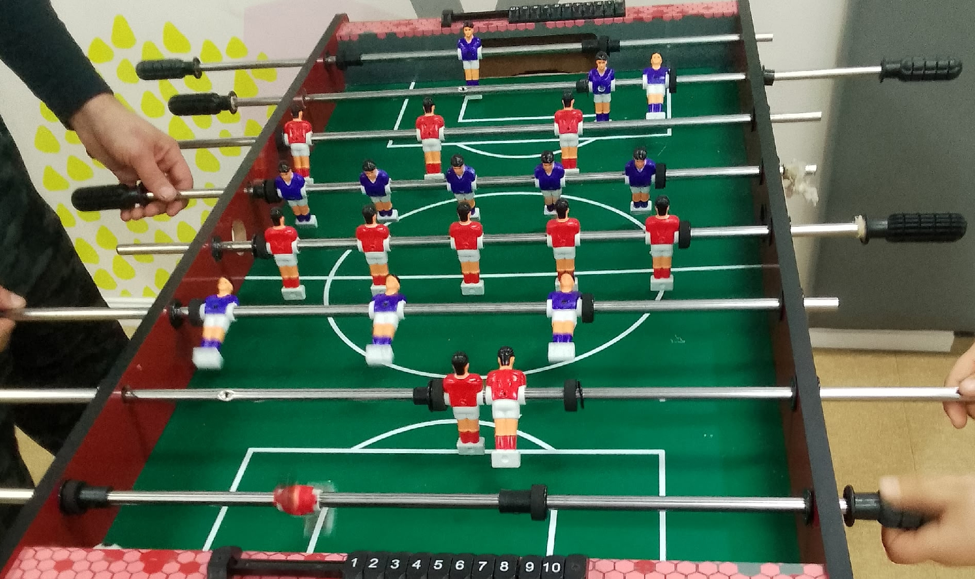 Ныряйте прямо в пол! Похоже игровую в одном из ТК ждет визит прокуратуры?